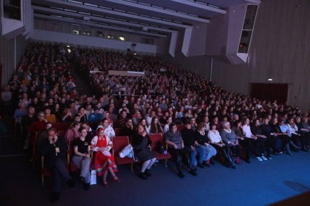 Денис Паслер рассказал, что в Екатеринбурге тысячи артистов присоединились к Всероссийскому фестивалю-конкурсу ансамблей народного танца и вокально-хореографических коллективов