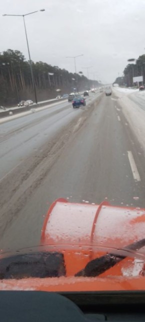 Более 200 единиц техники вышло на борьбу с зимней скользкостью на региональные дороги за минувшие сутки