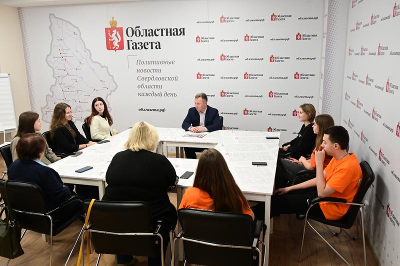 Сегодня в редакции «Областной газеты» прошла встреча с директором Департамента молодежной политики Свердловской области Денисом Протасовым Сегодня в редакции «Областной газеты» прошла встреча с директором Департамента молодежной политики Свердловской области Денисом Протасовым