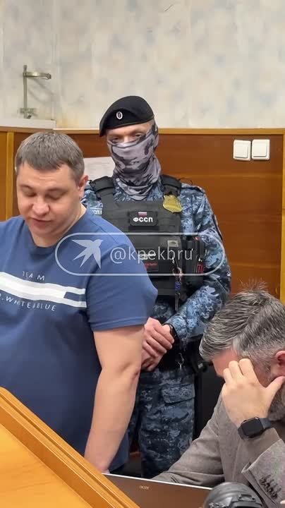 Суд Свердловской области приговорил экс-полицейского Андрея Карпова, обвиняемого в получении взятки от редактора Ura.ру, к четырем годам условно
