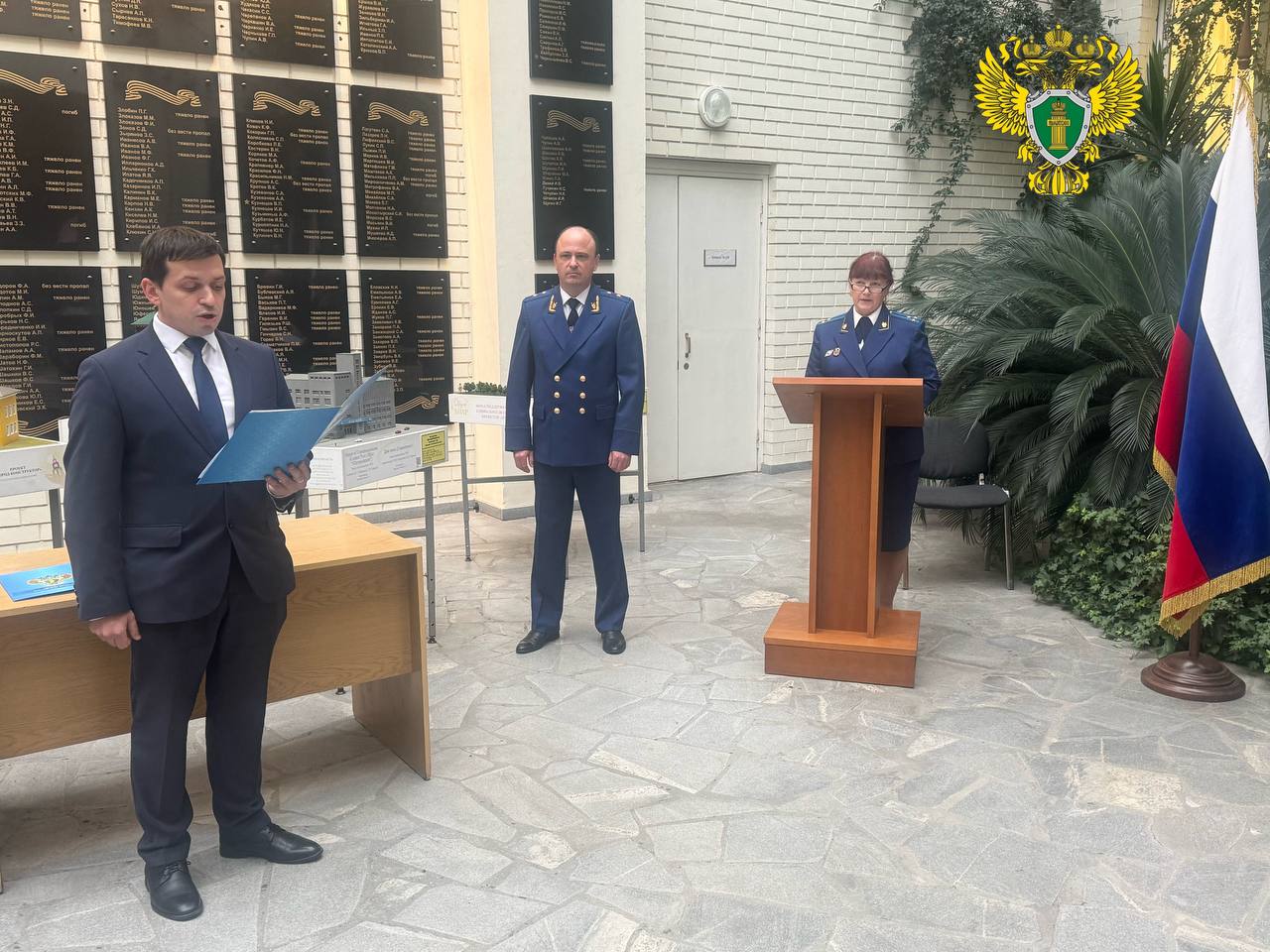 Сегодня, 25 ноября 2025 года, пройдя успешно свою первую аттестацию, в прокуратуре Свердловской области приняли Присягу прокурора шестеро молодых сотрудников, а еще двоим были вручены их первые погоны Сегодня, 25 ноября 2025 года, пройдя успешно свою первую аттестацию, в прокуратуре Свердловской области приняли Присягу прокурора шестеро молодых сотрудников, а еще двоим были вручены их первые погоны