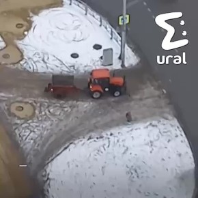 Тракторы коммунальщиков посыпают тротуары песком просто так катаются по Академическому району Екатеринбурга