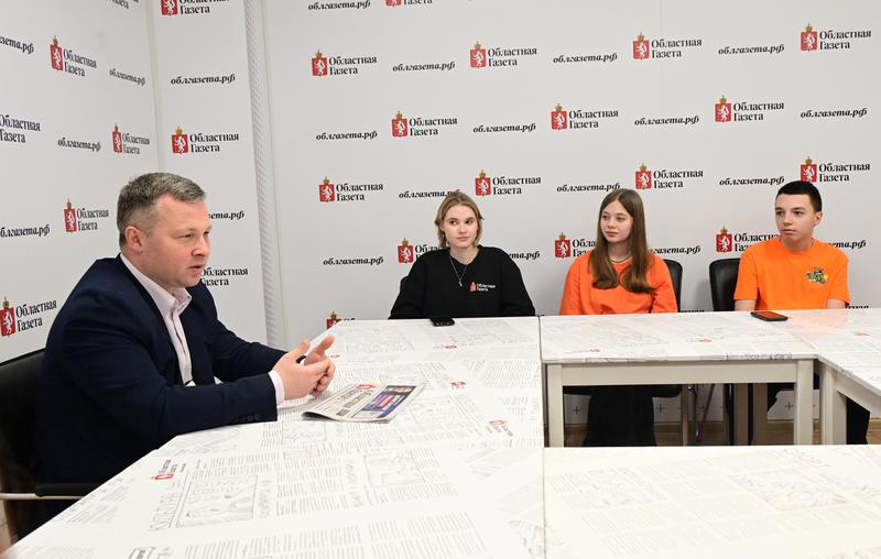 Сегодня в редакции «Областной газеты» прошла встреча с директором Департамента молодежной политики Свердловской области Денисом Протасовым Сегодня в редакции «Областной газеты» прошла встреча с директором Департамента молодежной политики Свердловской области Денисом Протасовым