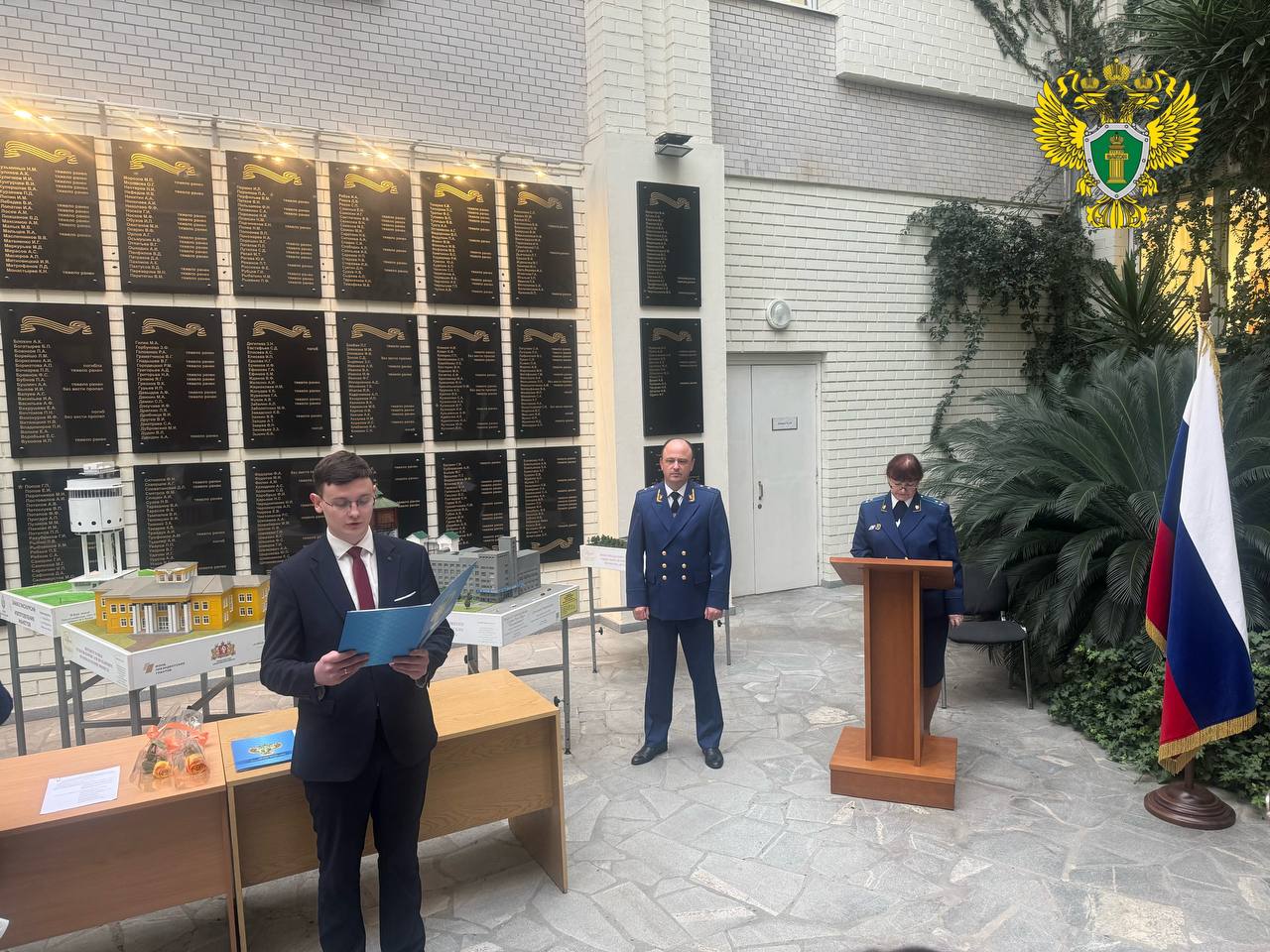 Сегодня, 25 ноября 2025 года, пройдя успешно свою первую аттестацию, в прокуратуре Свердловской области приняли Присягу прокурора шестеро молодых сотрудников, а еще двоим были вручены их первые погоны Сегодня, 25 ноября 2025 года, пройдя успешно свою первую аттестацию, в прокуратуре Свердловской области приняли Присягу прокурора шестеро молодых сотрудников, а еще двоим были вручены их первые погоны