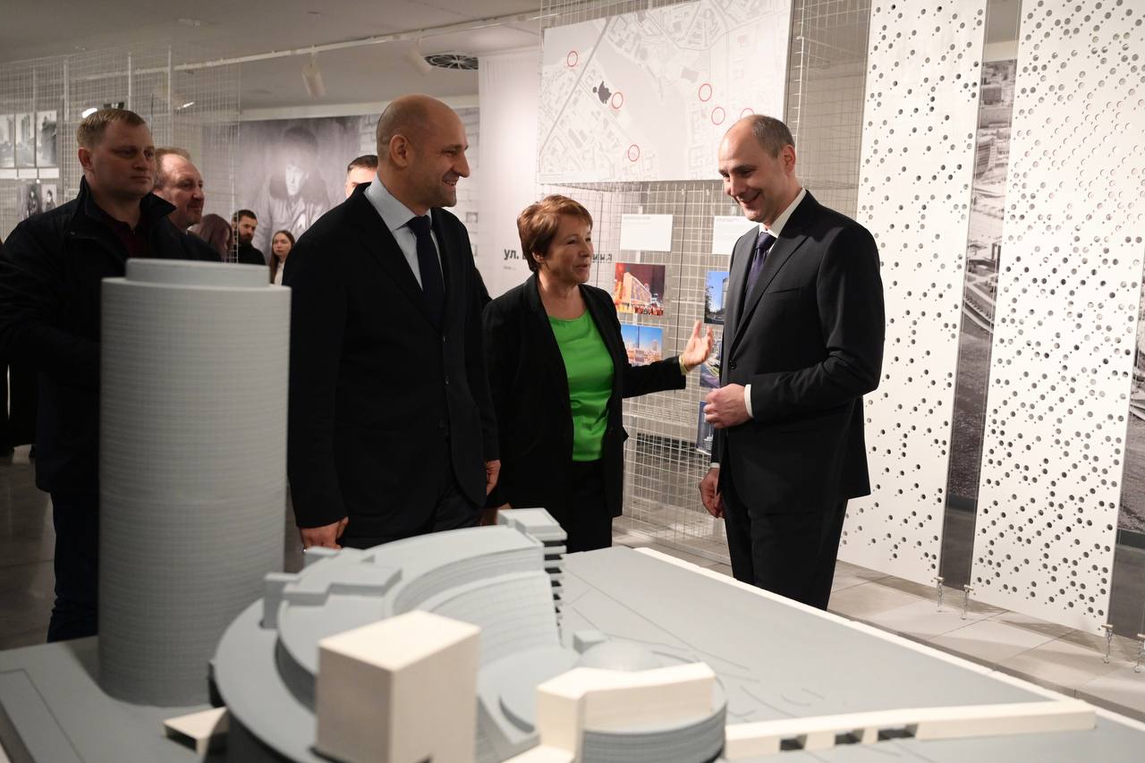 Денис Паслер поздравил уральцев и гостей региона с 10-летием Ельцин Центра Денис Паслер поздравил уральцев и гостей региона с 10-летием Ельцин Центра