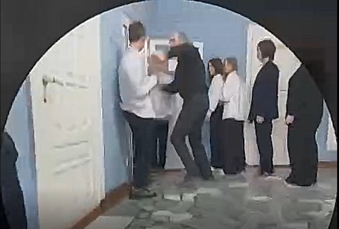 В школе №52 в Екатеринбурге учитель физики подрался с учеником 7 класса