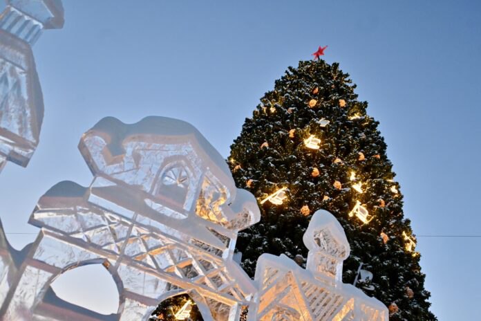 Строительство ледового городка, посвященного 40-летию Свердловского рок-клуба, стартовало в Историческом сквере Екатеринбурга