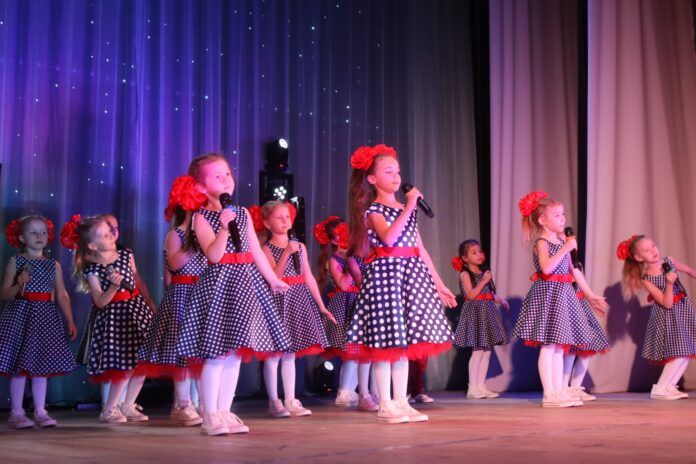 В Кашинском доме культуры в 13-й раз прошел фестиваль-конкурс детской и юношеской эстрадной песни «Волшебный микрофон»