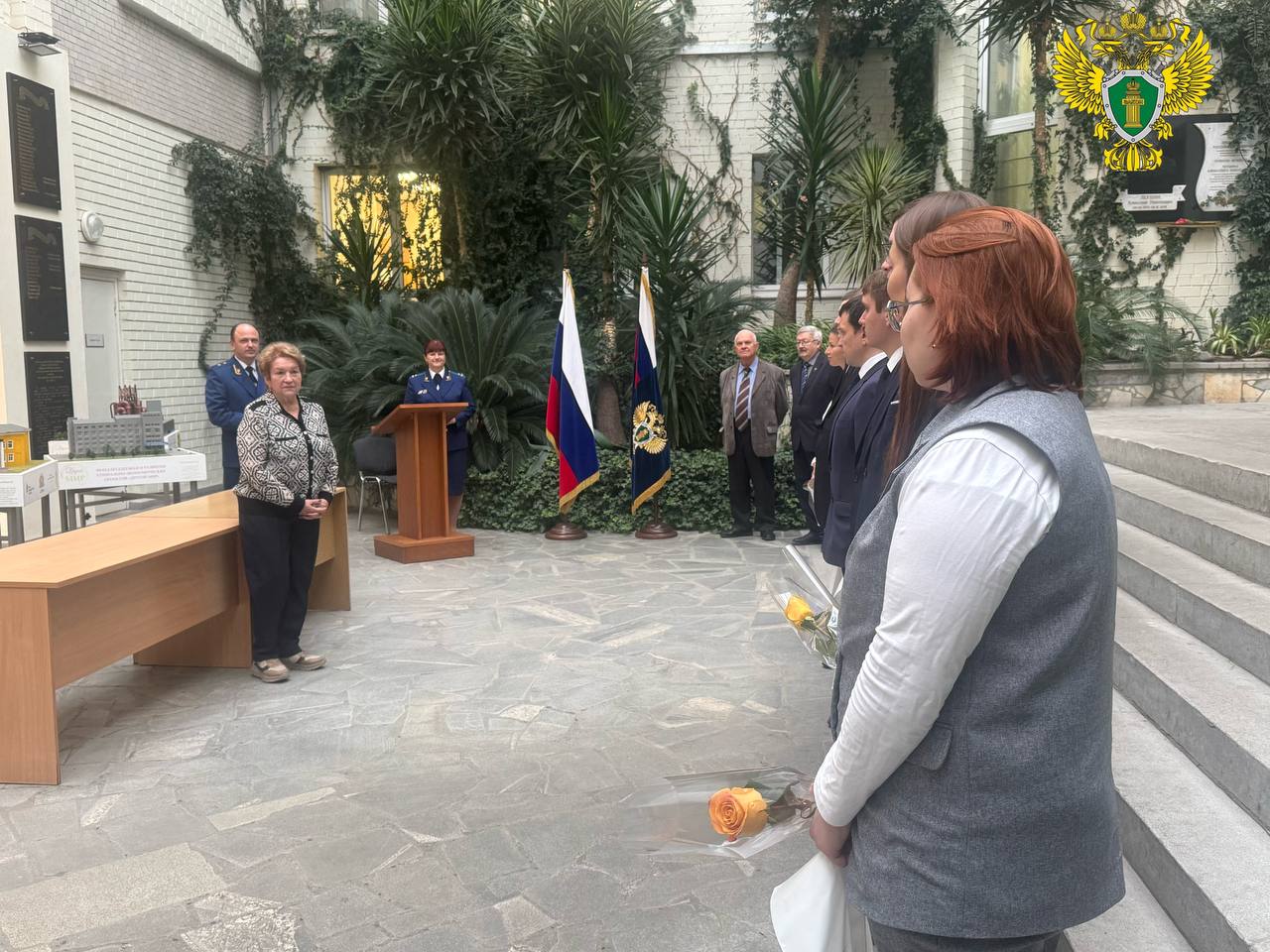 Сегодня, 25 ноября 2025 года, пройдя успешно свою первую аттестацию, в прокуратуре Свердловской области приняли Присягу прокурора шестеро молодых сотрудников, а еще двоим были вручены их первые погоны Сегодня, 25 ноября 2025 года, пройдя успешно свою первую аттестацию, в прокуратуре Свердловской области приняли Присягу прокурора шестеро молодых сотрудников, а еще двоим были вручены их первые погоны