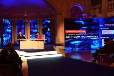Свердловчане продолжают в прямом эфире задавать вопросы губернатору региона Дениса Паслеру