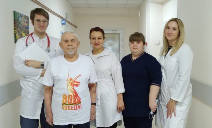 Почетный гражданин Свердловской области, ветеран Великой Отечественной войны Мавлий Галиакбаров поступил в отделение неотложной терапии Центральной городской клинической больницы №6 Екатеринбурга с обострением гипертонии