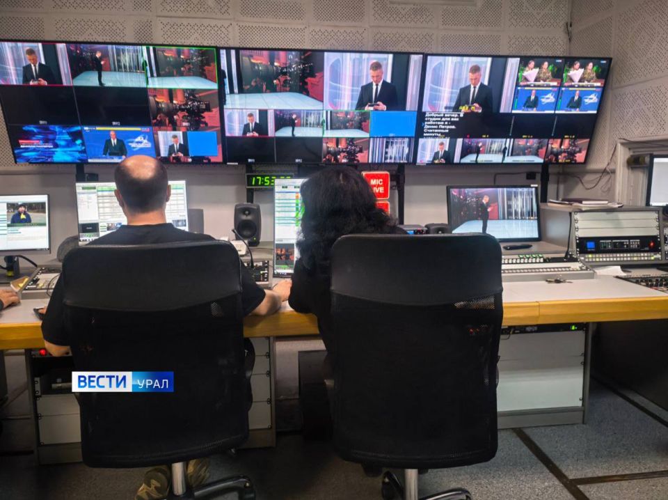 В режиссёрской аппаратной к эфиру всё готово