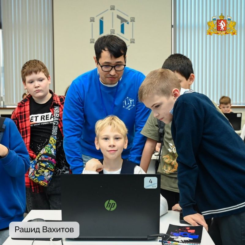 Денис Паслер присудил губернаторские премии свердловским педагогам дополнительного образования технической направленности