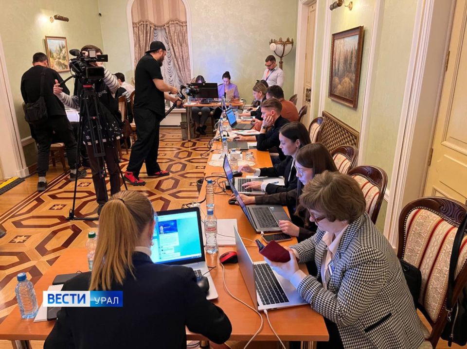 Работа не останавливается ни на минуту в колл-центре Прямой линии губернатора