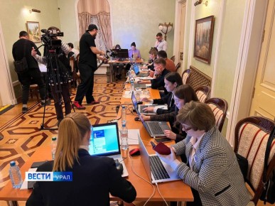 Работа не останавливается ни на минуту в колл-центре Прямой линии губернатора