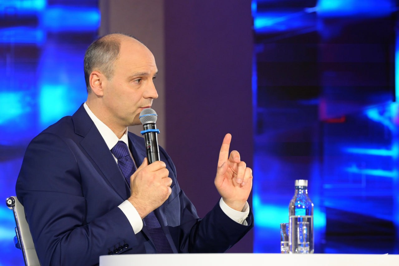 Денис Паслер о конфликтах в школах: Я и за педагогов, и за детей