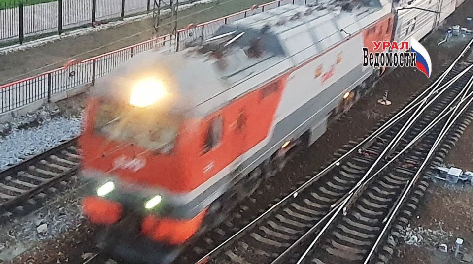 ЧП на железнодорожном переезде под Челябинском: «Рено» столкнулся с тепловозом