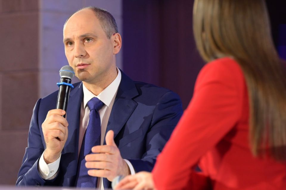 Денис Паслер рассказал о мерах поддержки свердловских семей с детьми