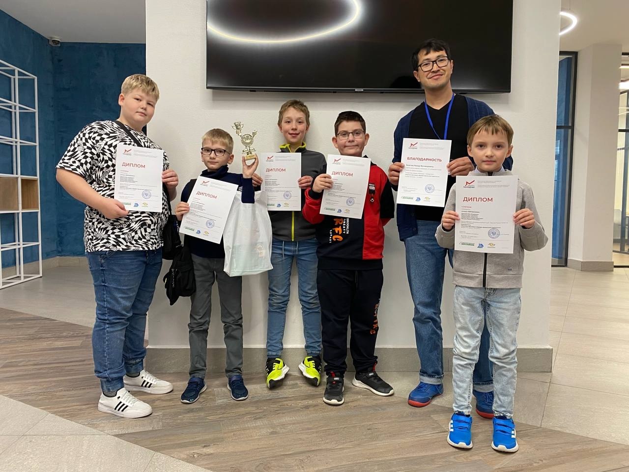 Денис Паслер присудил губернаторские премии свердловским педагогам дополнительного образования технической направленности Денис Паслер присудил губернаторские премии свердловским педагогам дополнительного образования технической направленности