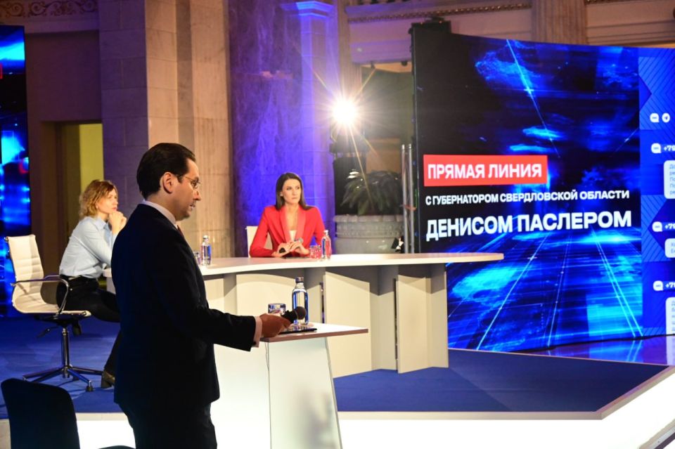 Уже через 15 минут в Доме Севастьянова начнется прямая линия с губернатором Свердловской области Денисом Паслером