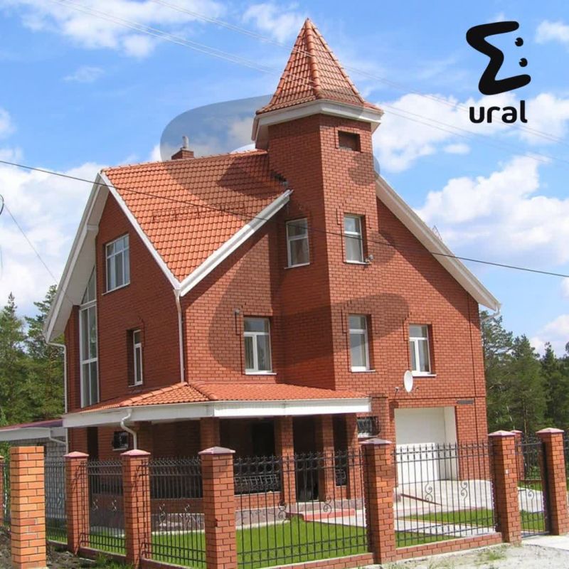 Полиция приехала в реабилитационный центр Анны Хоботовой в Екатеринбурге, где помогают трудным подросткам