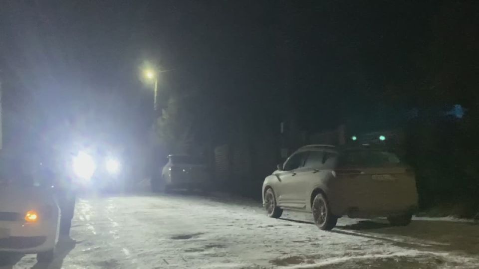 В трехэтажном коттедже, где предположительно располагался реабилитационный центр, в поселке Екатеринбурга продолжают работать силовики, передает корреспондент «Ъ-Урал»