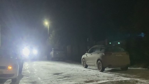 В трехэтажном коттедже, где предположительно располагался реабилитационный центр, в поселке Екатеринбурга продолжают работать силовики, передает корреспондент «Ъ-Урал»