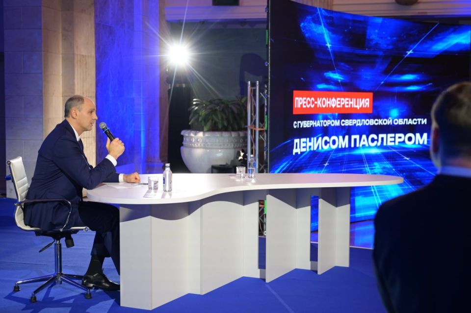 Сразу после прямой линии губернатор Свердловской области Денис Паслер провёл пресс-конференцию и ответил на 25 вопросов журналистов