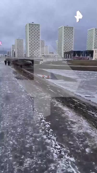 Провалившегося под лед школьника спасли в Екатеринбурге