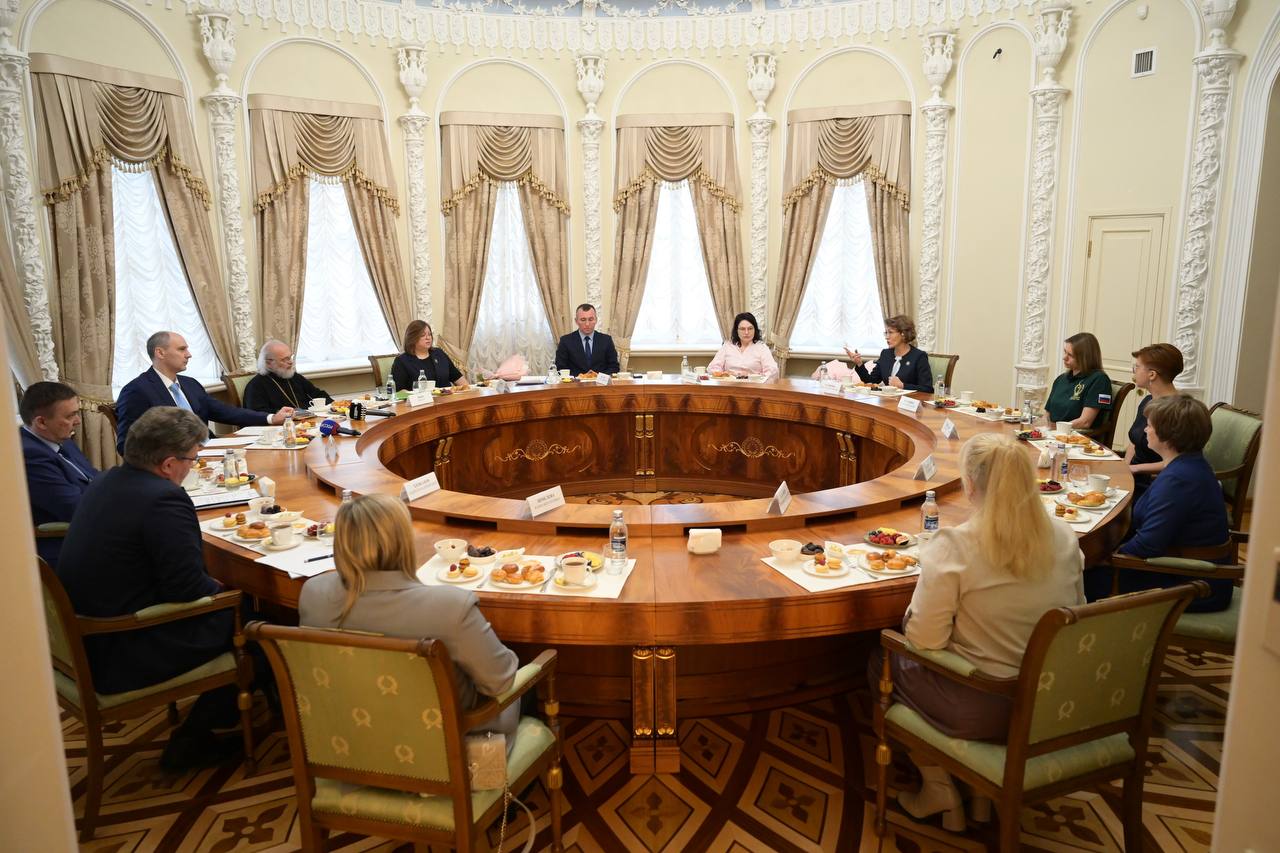 Денис Паслер встретился в преддверии Дня матери с жёнами и мамами свердловских защитников Отечества Денис Паслер встретился в преддверии Дня матери с жёнами и мамами свердловских защитников Отечества