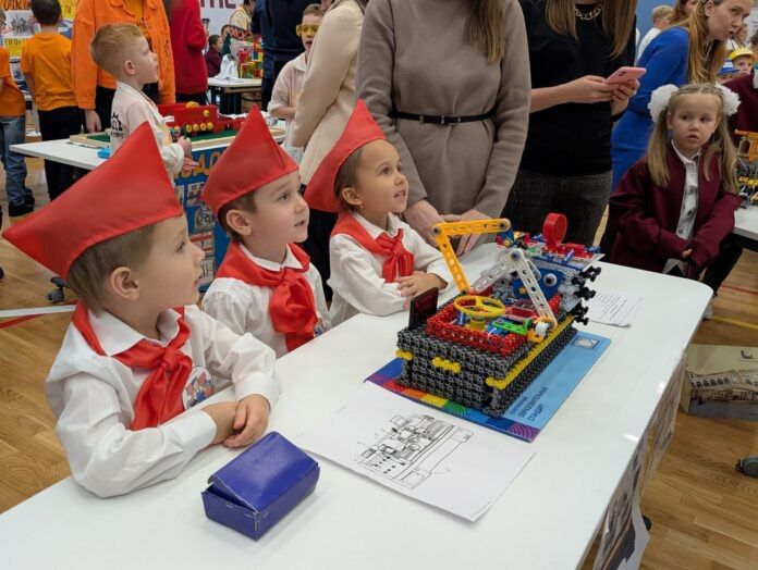 Дети, увлеченные техническим творчеством, представили свои изобретения на первом фестивале Свердловской области «Униматик. Юный машиностроитель» в Екатеринбурге