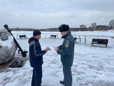 Тонкий лёд опасен - в очередной раз напоминают сотрудники МЧС