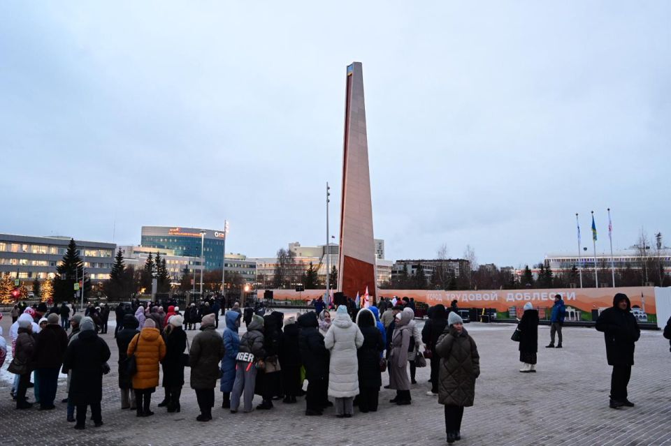 Символ героизма уральских металлургов: в Верхней Пышме открыли стелу «Город трудовой доблести»
