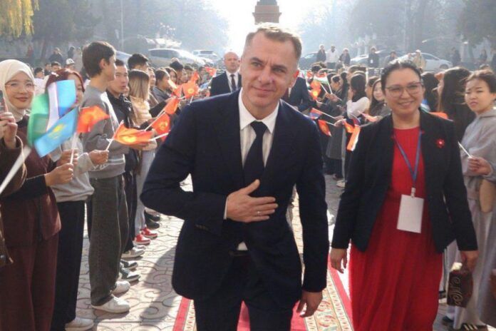 В Кыргызском национальном университете имени Жусупа Баласагына при поддержке Правительства Свердловской области с 24 по 26 ноября состоялся Международный студенческий кинофестиваль «Миру — МИР!», посвященный 80-летию Победы...