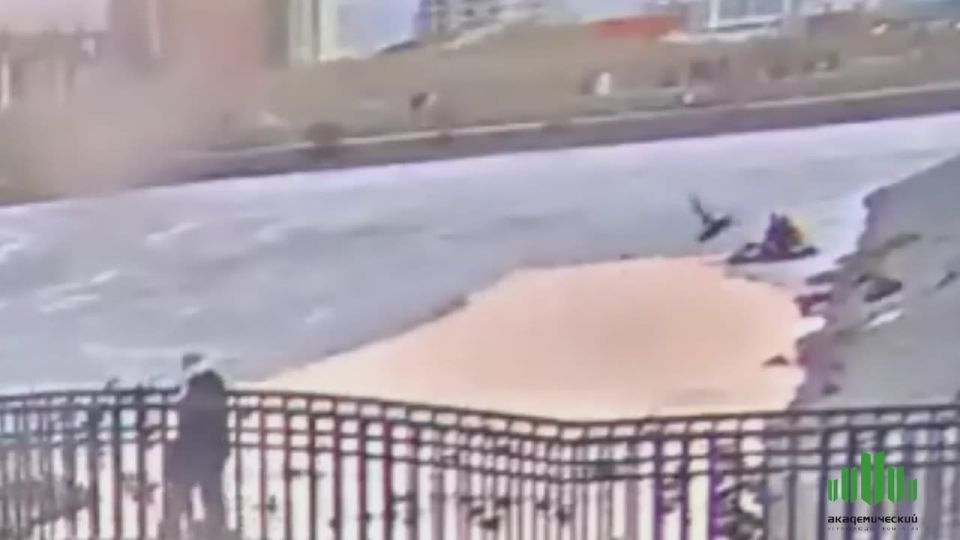 Появилось еще одно видео, как сегодня спасли школьника, который провалился под лед