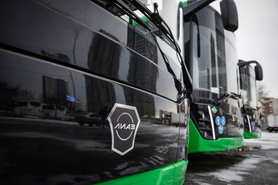 Денис Паслер сообщил о поступлении 15 низкопольных автобусов в Столицу Урала