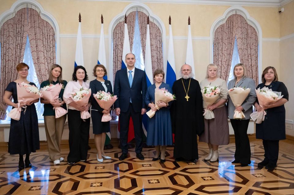 Денис Паслер встретился в преддверии Дня матери с жёнами и мамами свердловских защитников Отечества