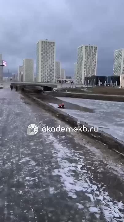 В Академическом 10-летний школьник провалился под лёд