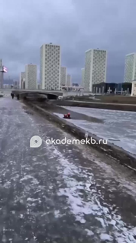 Десятилетний школьник провалился под лёд на пруду в Екатеринбурге
