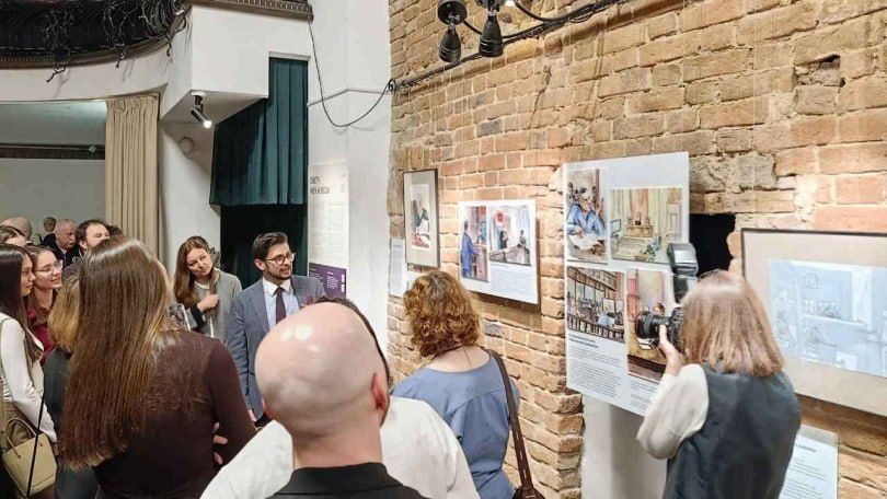 Суды Урала стали арт-площадкой: открылась выставка скетчей