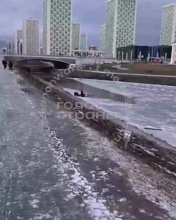 Прохожий спас школьника, провалившегося под лед в Екатеринбурге