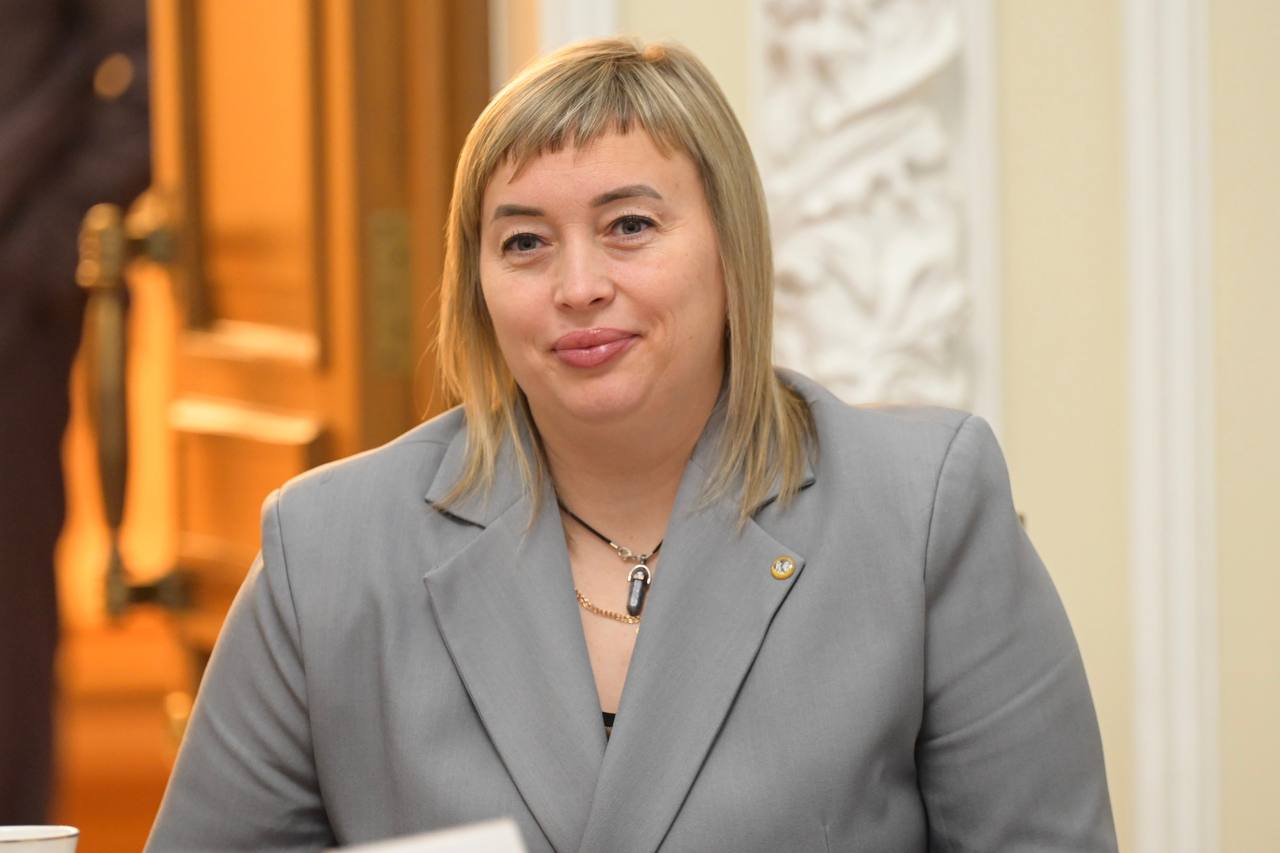 Денис Паслер встретился в преддверии Дня матери с жёнами и мамами свердловских защитников Отечества Денис Паслер встретился в преддверии Дня матери с жёнами и мамами свердловских защитников Отечества