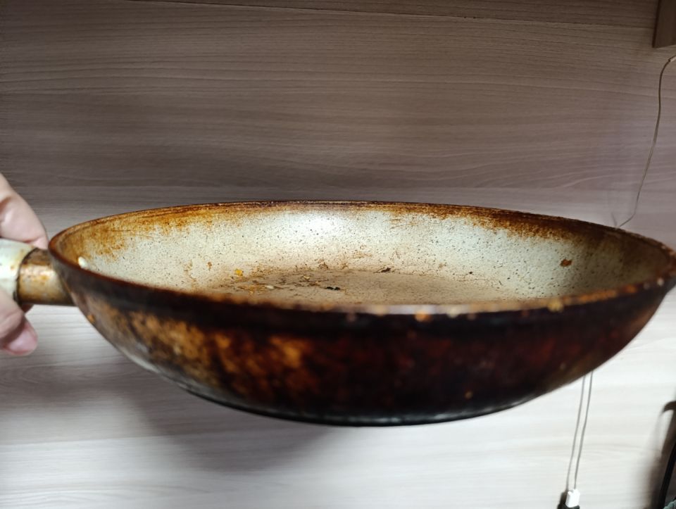 Секреты борьбы с нагаром: 7 эффективных способов очистки сковородок