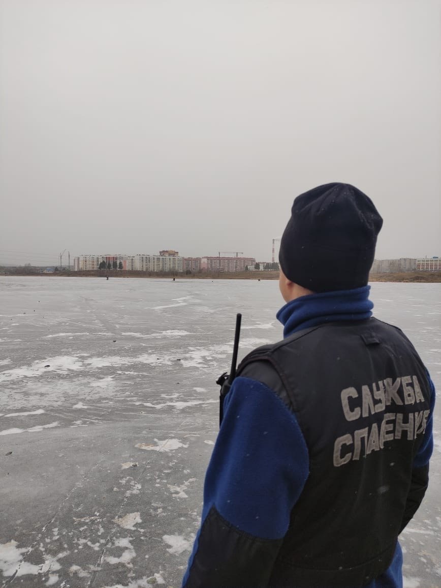 Спасатели ежедневно проводят профилактические мероприятия, предупреждая о рисках выхода на непрочный лёд
