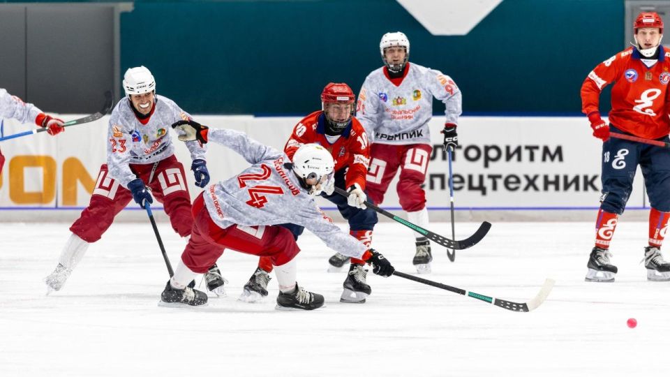 «Трубник» катит в числе лидеров: свердловский клуб по хоккею с мячом одержал третью победу на старте чемпионата России
