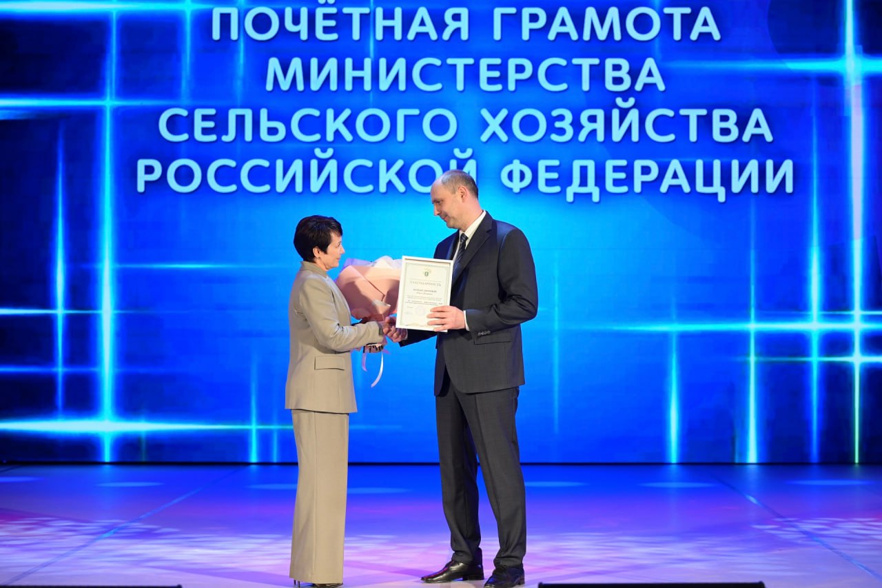 Денис Паслер подписал соглашение о строительстве новой фермы в Свердловской области на 3,6 тысячи коров Денис Паслер подписал соглашение о строительстве новой фермы в Свердловской области на 3,6 тысячи коров