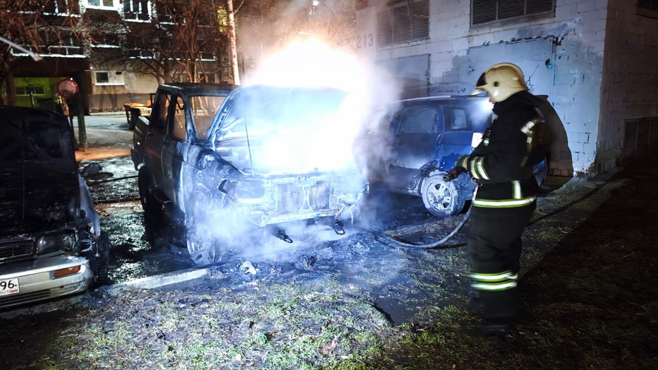 Три машины горели сегодня ночью в Екатеринбурге