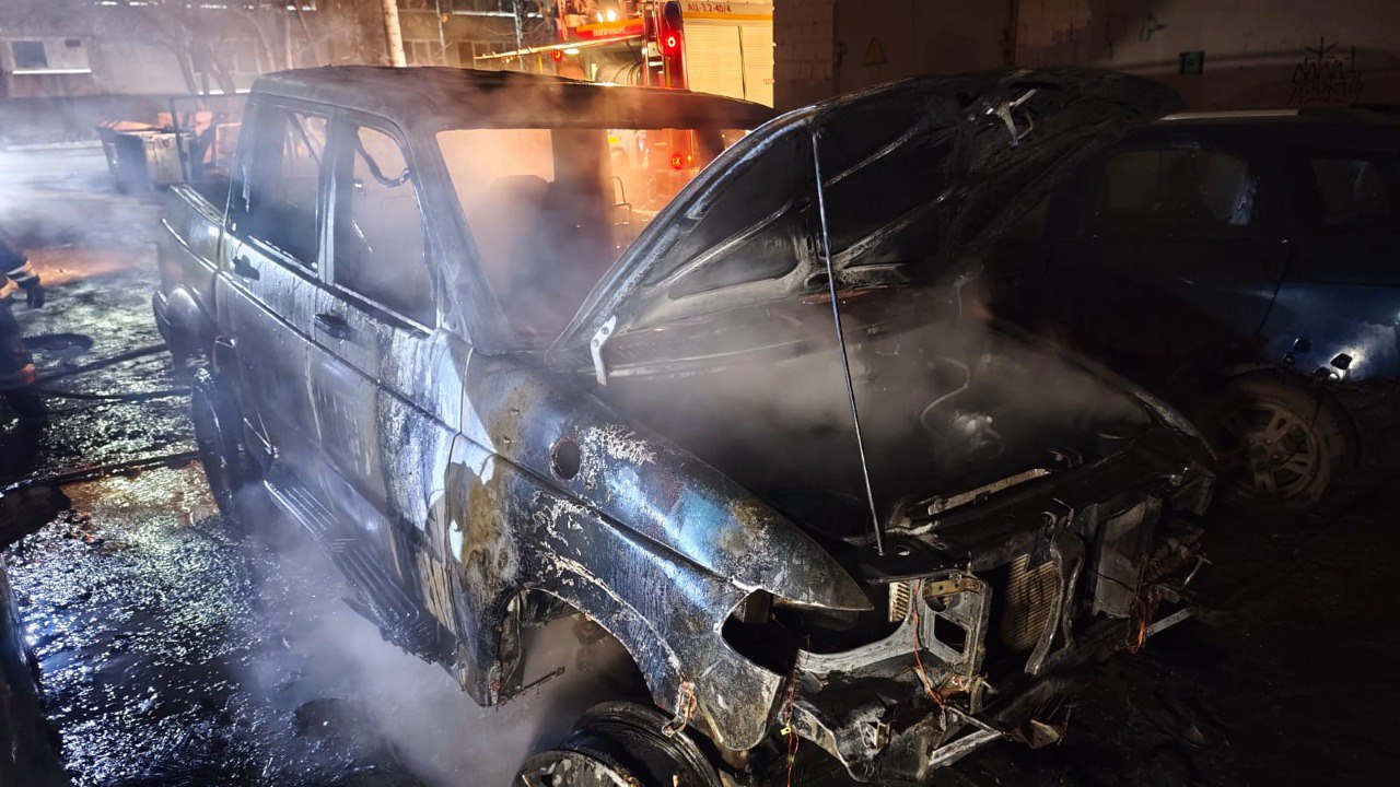 Три машины горели сегодня ночью в Екатеринбурге Три машины горели сегодня ночью в Екатеринбурге