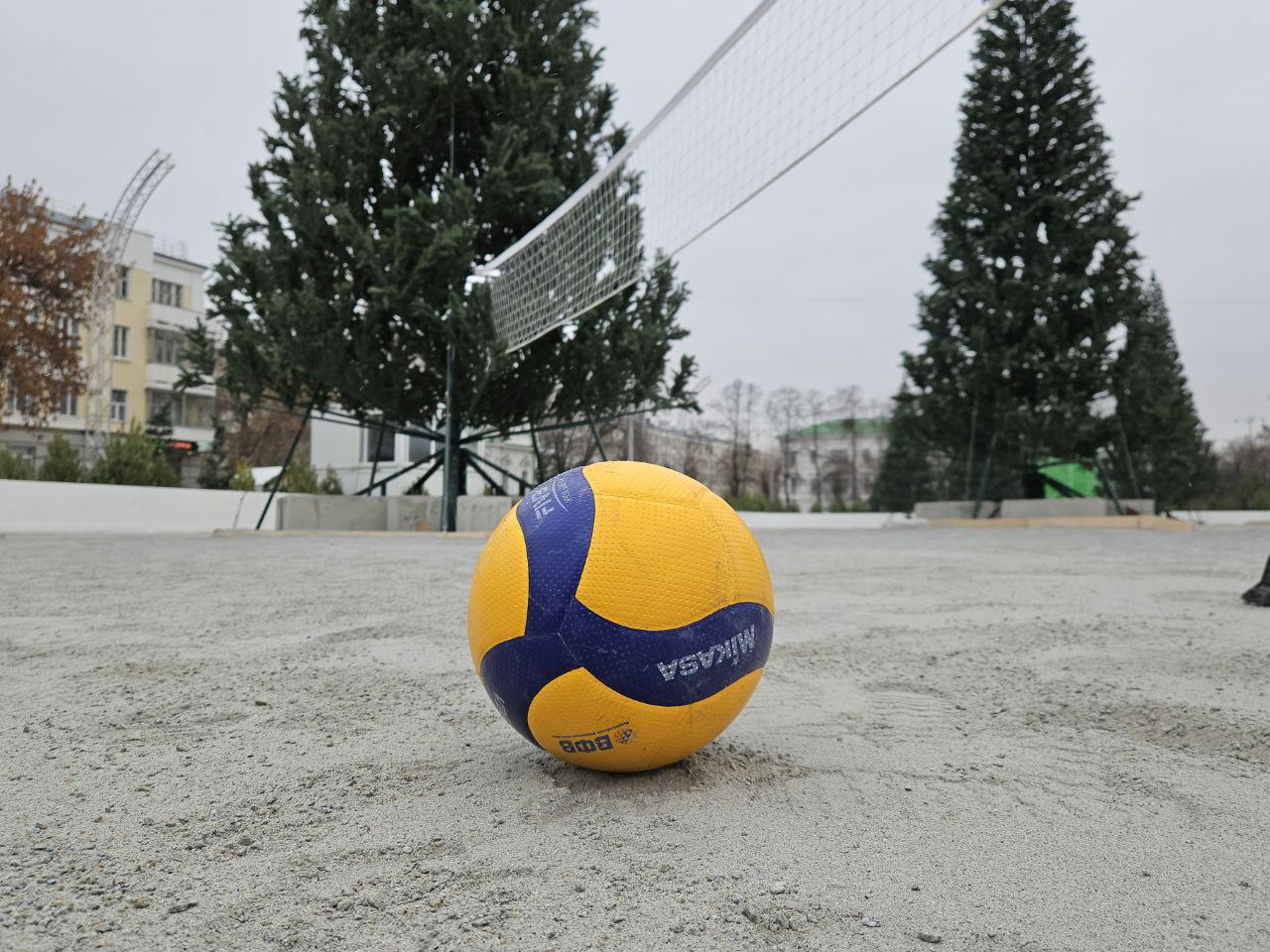 На площади 1905 года прошел любительский матч по волейболу На площади 1905 года прошел любительский матч по волейболу