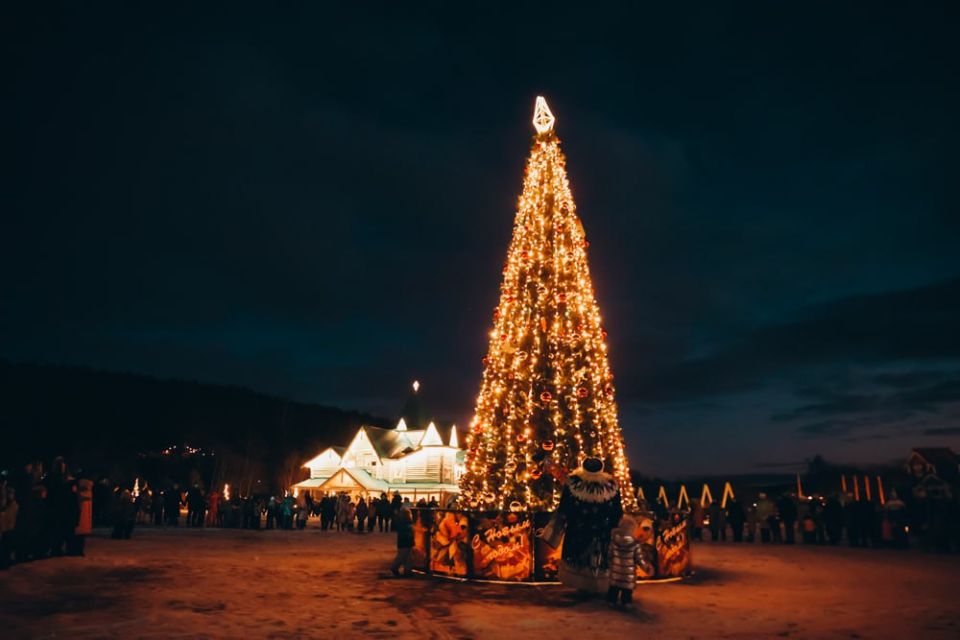 Полторы тысячи свердловчан одновременно зажгут ёлку в Арамиле волшебными палочками